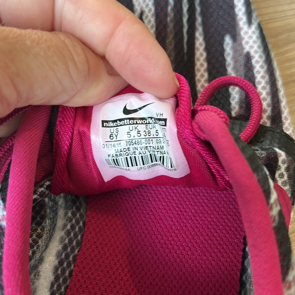 NWOT-Nike Girls Black & White Mesh Stripe with Dark Pink Trim - Picture 9 of 9